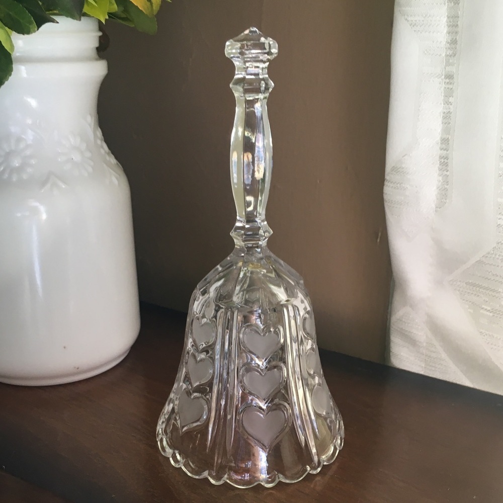 🎒BTS SALE📚 Vintage Crystal Hand Bell with Hearts - Picture 2 of 4